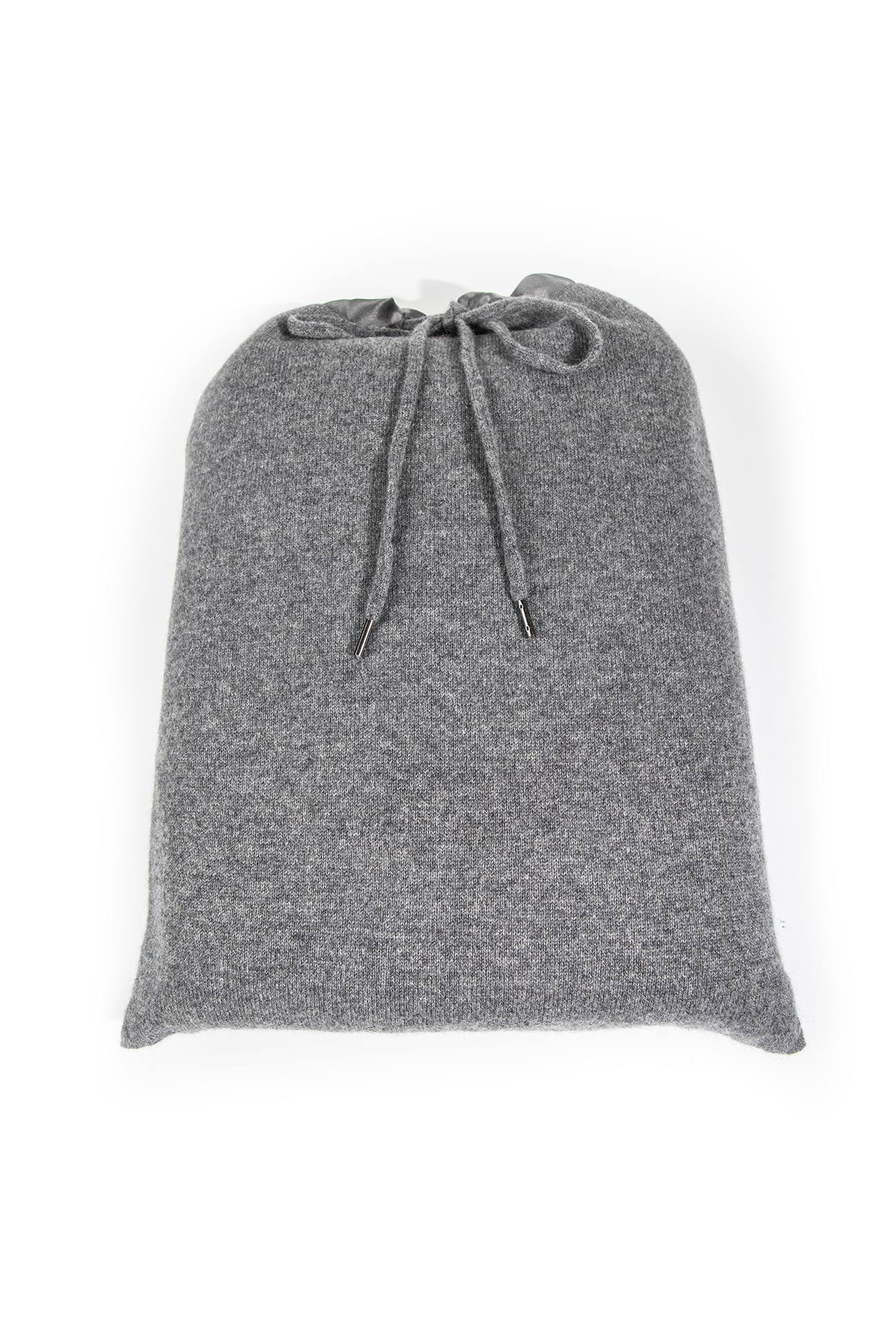 THE CASHMERE TRAVEL SET