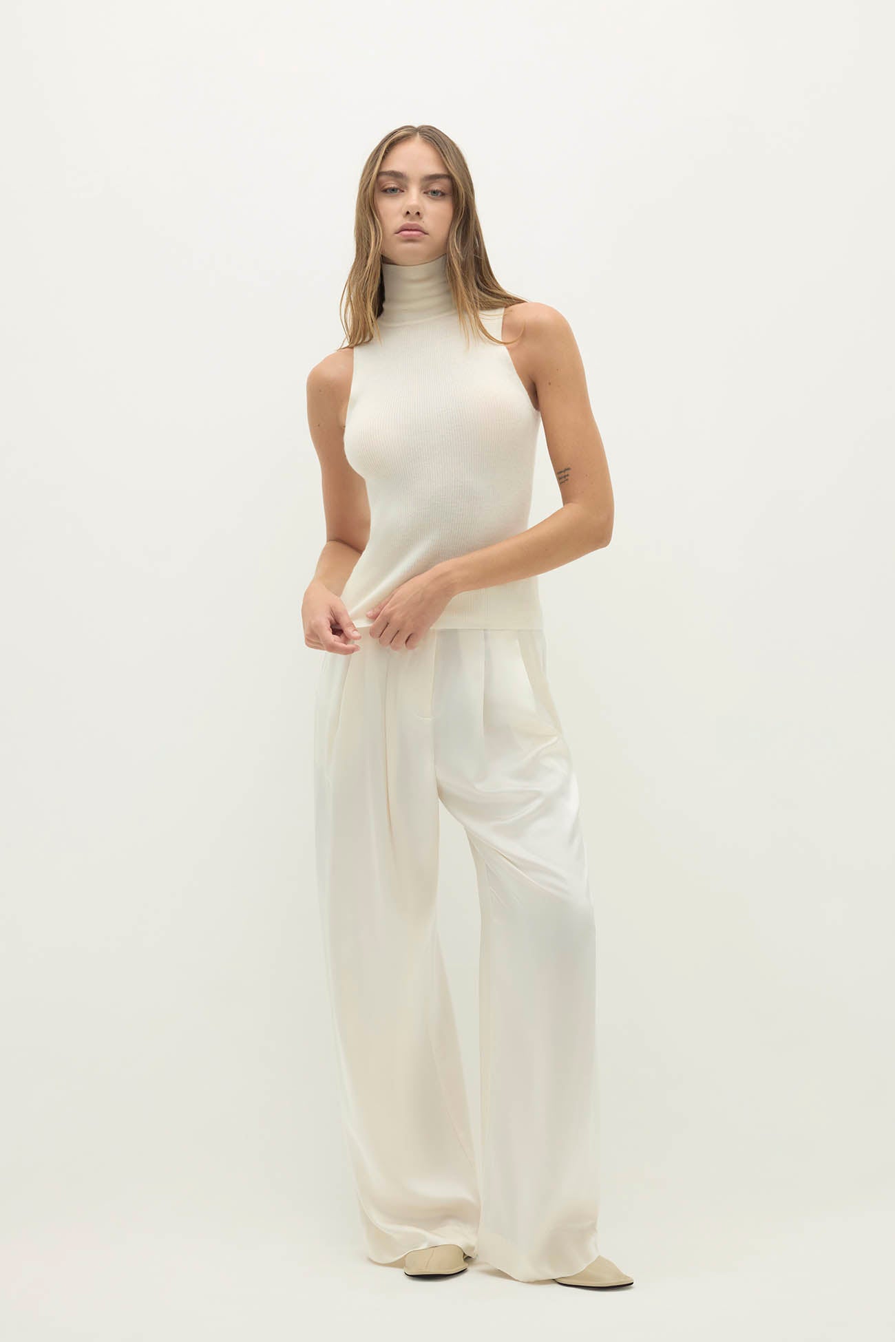 JOANNA SLEEVELESS TURTLENECK